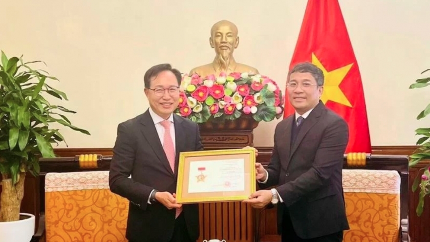 Samsung Vietnam leader honoured for contributing to Vietnam-RoK diplomatic relations